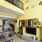 浪漫黄色温馨地中海风格客厅背景墙装潢设计