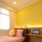 黄色田园风格单身公寓卧室装饰图